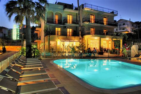 Hotel Casella a Pietra Ligure piscina, albergo per famiglie .